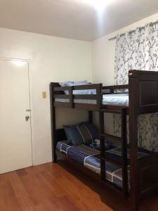 Poschodová posteľ alebo postele v izbe v ubytovaní Trails of Maia Alta Staycation