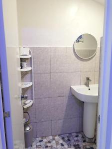 W łazience znajduje się umywalka i lustro. w obiekcie Trails of Maia Alta Staycation w mieście Antipolo