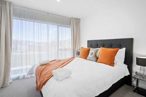 Wanaka Riverside serviced apartments by BCR Stays 객실 침대