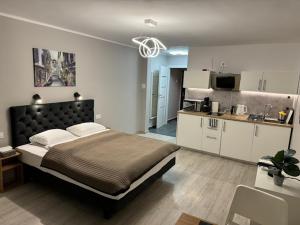 um quarto com uma cama grande e uma cozinha em PRZYSTANEK KATOWICE Aleja Korfantego 8 em Katowice