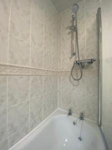 een badkamer met een bad en een douche bij E.C.A.S. Pitreavie Castle 2 Bed Executive Apartment in Fife