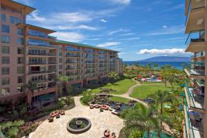 - une vue aérienne sur un bâtiment du complexe doté d'une terrasse dans l'établissement OUTRIGGER Honua Kai Resort and Spa, à Lahaina