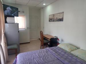 1 dormitorio con cama, escritorio y mesa en Devoto Rentals en Buenos Aires