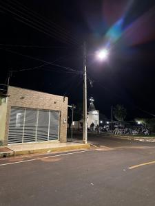an empty street at night with a street light at Casa Parque nacional Serra da capivara in Coronel José Diaz