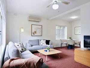 Χώρος καθιστικού στο In Between City Sea & Airport - 2BR Vacation Home