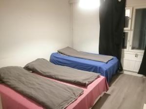 two beds sitting in a room with a room withermottermott at Seaview apartment central location Helsinki in Helsinki