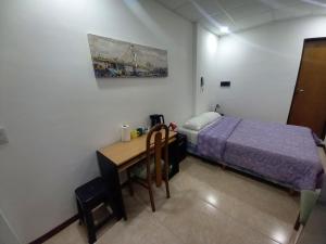 Devoto Rentals في بوينس آيرس: غرفة نوم بسرير ومكتب وطاولة