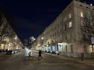 una persona caminando por una calle al lado de un edificio en Pimlico - Central London with City Views en Londres