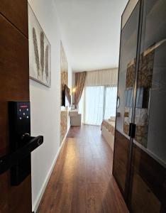 TV i/ili multimedijalni sistem u objektu Lolo Luxury rooms & suites