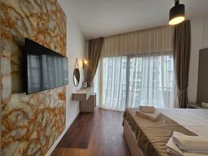 TV i/ili multimedijalni sistem u objektu Lolo Luxury rooms & suites