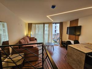TV i/ili multimedijalni sistem u objektu Lolo Luxury rooms & suites