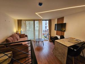 TV i/ili multimedijalni sistem u objektu Lolo Luxury rooms & suites