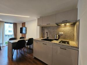 Kuhinja ili čajna kuhinja u objektu Lolo Luxury rooms & suites