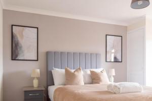 1 dormitorio con 1 cama con 2 cuadros en la pared en Winton House en Glasgow