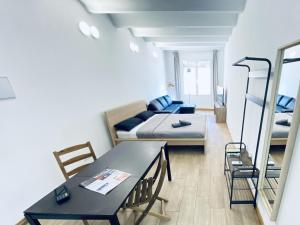 salon z łóżkiem, stołem i krzesłami w obiekcie APL SANTS LOFTS BCN FiRA CAMP NOU w Barcelonie
