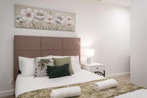 a bedroom with a large white bed with pillows at Clayton Beautiful 2br1ba Apartmentbalcony in Clayton North