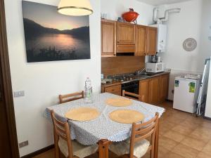 een keuken met een tafel en stoelen en een keuken met een fornuis bij Casina in Bellagio