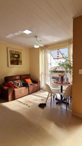 Apartamento para temporada في فيتوريا: غرفة معيشة مع أريكة وطاولة