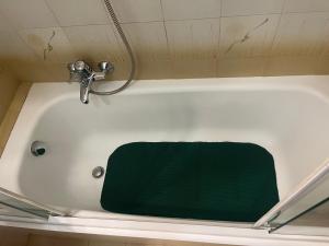 een bad met een groene handdoek erin bij Casina in Bellagio +29 foto's