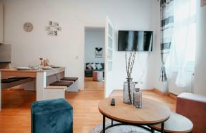 een woonkamer met een tafel en een eetkamer bij Raimond Apartment Top 27 in Wenen