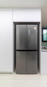 einem Kühlschrank aus Edelstahl in einem leeren Raum in der Unterkunft The house has 4 bedrooms and 3 bathrooms. in Busan