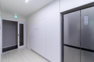 einen leeren Flur mit Aufzügen in einem Bürogebäude in der Unterkunft The house has 4 bedrooms and 3 bathrooms. in Busan