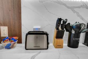 Fotografie z fotogalerie ubytování Exuberant King Bed Near EWR w/ Gym & Parking v destinaci Newark