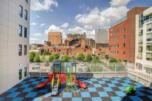 un parque infantil en un balcón con vistas a la ciudad en Exuberant King Bed Near EWR w/ Gym & Parking en Newark