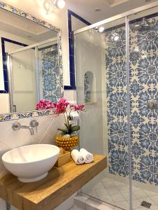 La salle de bains est pourvue d'un lavabo et d'une douche. dans l'établissement Villa Neptunus, à Ischia