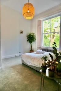 a bedroom with a bed and a large window at Charming 1 Bed Flat Portobello in London