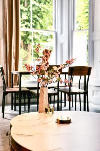 a vase of flowers sitting on a table at Charming 1 Bed Flat Portobello in London