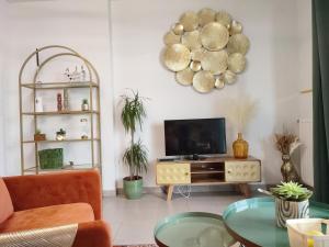 uma sala de estar com uma televisão e uma mesa em ESCAL'HOME appart design au pied de l'aéroport, parkings em Blagnac