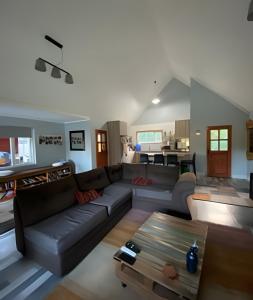 巴拉斯港的住宿－Casa Rural con opción de tina temperada，客厅配有沙发和桌子