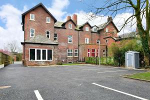 un gran edificio de ladrillo rojo con aparcamiento en FREE PARKING - 1 BR Salford Royal sleeps 4, en Mánchester 3 fotos más