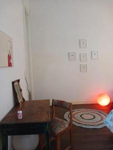布宜諾斯艾利斯的住宿－Habitación en suite en el centro de Buenos Aires.，客房设有木桌、椅子、桌子和桌子。