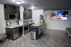 uma cozinha com electrodomésticos de aço inoxidável num quarto em LVStripHouse JC406 - Modern Superior Studio Condo - Sleeps 6 em Las Vegas