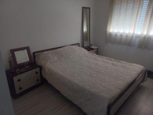 1 dormitorio con cama, tocador y espejo en Alsina 1354 - Terraza - Balcón en Bahía Blanca