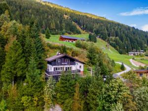 eine Luftansicht eines Hauses auf einem Hügel in der Unterkunft Villa Taube in Bad Gastein