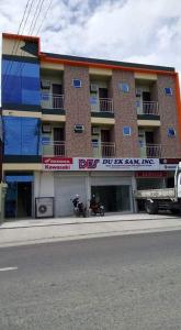 un edificio con un camión estacionado frente a él en Argao Aballe Pension House/Apartelle en Argao