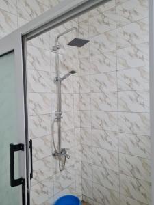 łazienka z prysznicem z głowicą prysznicową w obiekcie A world of your Own w mieście Dodowa
