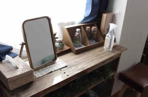 小田原市にあるTipy records roomの木製テーブルの上に座る鏡
