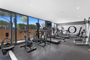 um ginásio com um monte de bicicletas de exercício nele em Elegant Inner-West 2-Bed with City Views & Pool em Melbourne