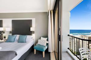 sypialnia z łóżkiem i balkonem z widokiem na ocean w obiekcie Sleek and Central Studio Apartment w mieście Gold Coast