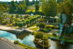 una vista aérea de un parque con árboles y agua en OCEAN BLUEZ 1bdr city centre en Hemel Hempstead