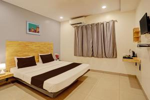 ein Schlafzimmer mit einem großen Bett in einem Zimmer in der Unterkunft Hotel Ramoji in Surūrnagar