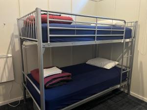 a couple of bunk beds in a room at The Cambridge Hotel in Wellington