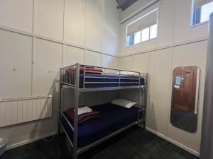 ein Zimmer mit einem Etagenbett und Handtüchern darauf in der Unterkunft The Cambridge Hotel in Wellington