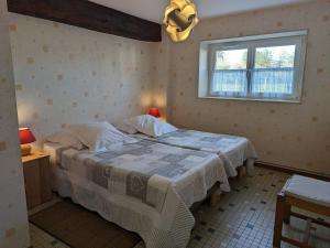 1 dormitorio con 2 camas y ventana en Gîte Jouy-le-Potier, 3 pièces, 4 personnes - FR-1-590-54, en Jouy-le-Potier