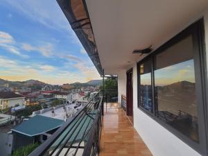 Central Sapa Serenity Homestay في سابا: بلكونة مطلة على المدينة