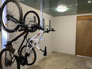 un vélo suspendu sur un mur dans un garage dans l'établissement Tombarra 4B, à Thredbo